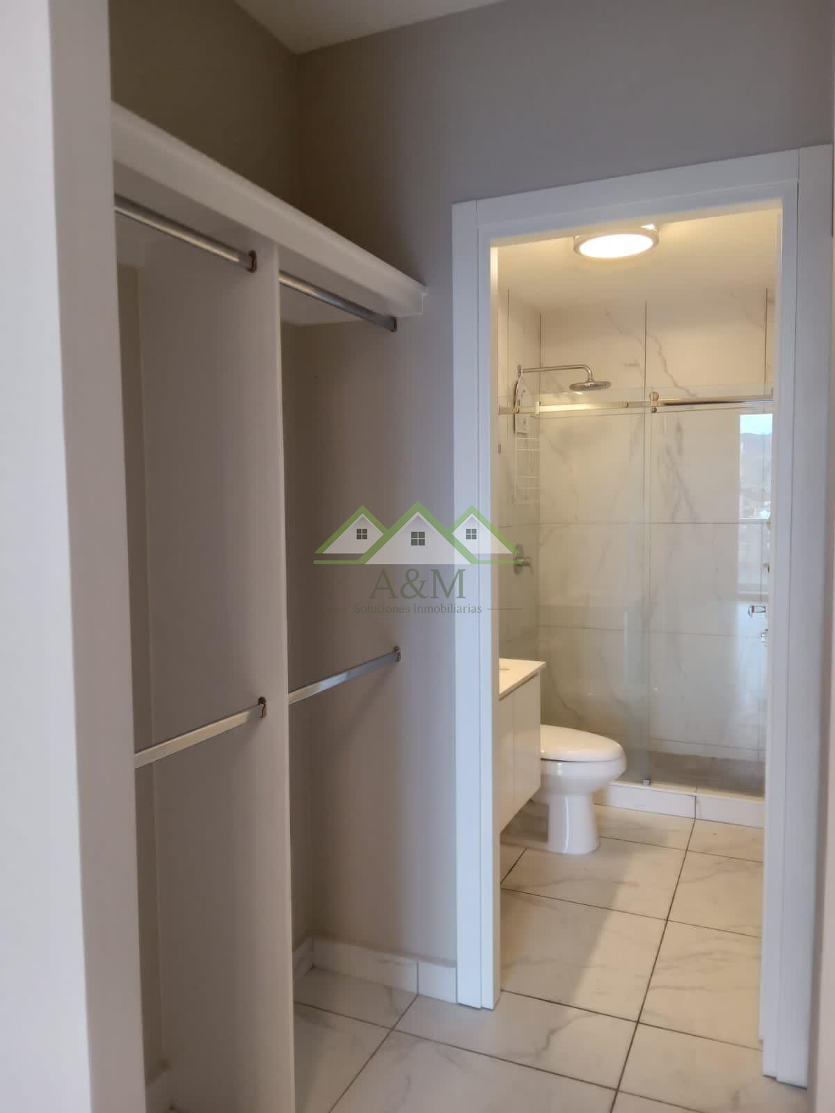 Apartamento en Torre Nivo en Lomas del Guijarro, semi amueblado con línea blanca